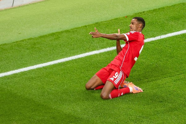 天时地利东说念主和！1.45亿伊萨克斩首球，埃基蒂克染红送标王战强敌？