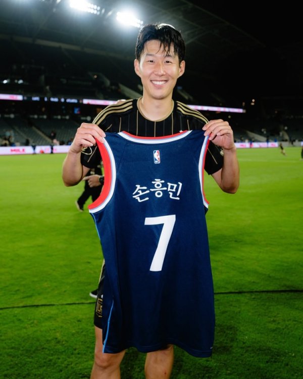 NBA快船队球星不雅看洛杉矶FC比赛，向孙兴慜维持快船球衣