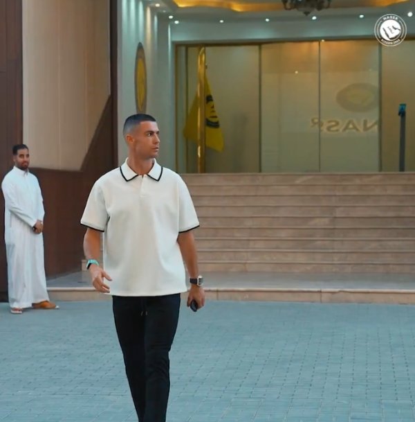 👀败露利落！C罗全新寸头发型亮相，你给几分？