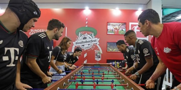 拜仁进入巴西啤酒节举止，卢西奥到场和球迷亲切互动并签名