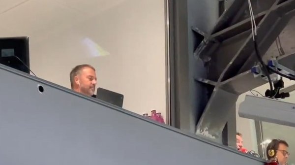 辛苦指示，本场被罚停赛的弗里克出刻下伯纳乌看台