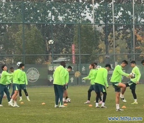 京媒：李磊也缺席国安当天老师，上场因伤缺席的林良铭转头