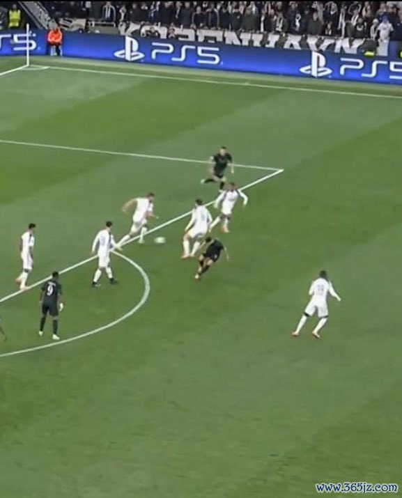 范德芬远程奔袭寰宇波由帕利尼亚助攻：这助攻得不到应有认同！