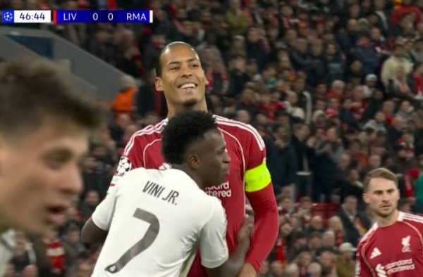 这是阐扬的吗？1米76维尼修斯角球盯防1米95范戴克，两东谈主嘻嘻哈哈