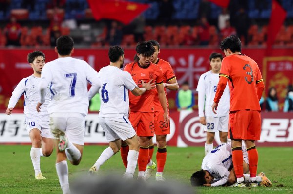 攻击四肢染红！汪士钦吃到生存首张红牌，俱乐部+国度队93场15黄