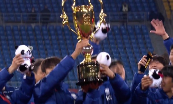 受奖典礼：韩国队举起本届熊猫杯奖杯 中国队收成亚军银盘