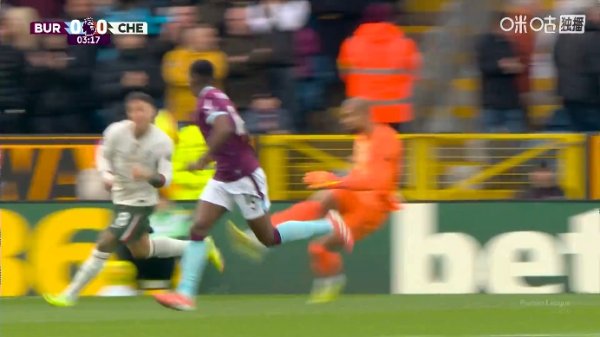 痛击队友😂桑切斯开大脚“爆头”恩佐，恩佐倒在地上缓了一会