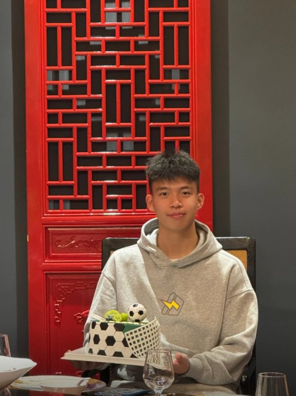 寿辰雅瞻念🎂王钰栋19岁寿辰社媒晒照 本赛季30场12球+原土弓手王