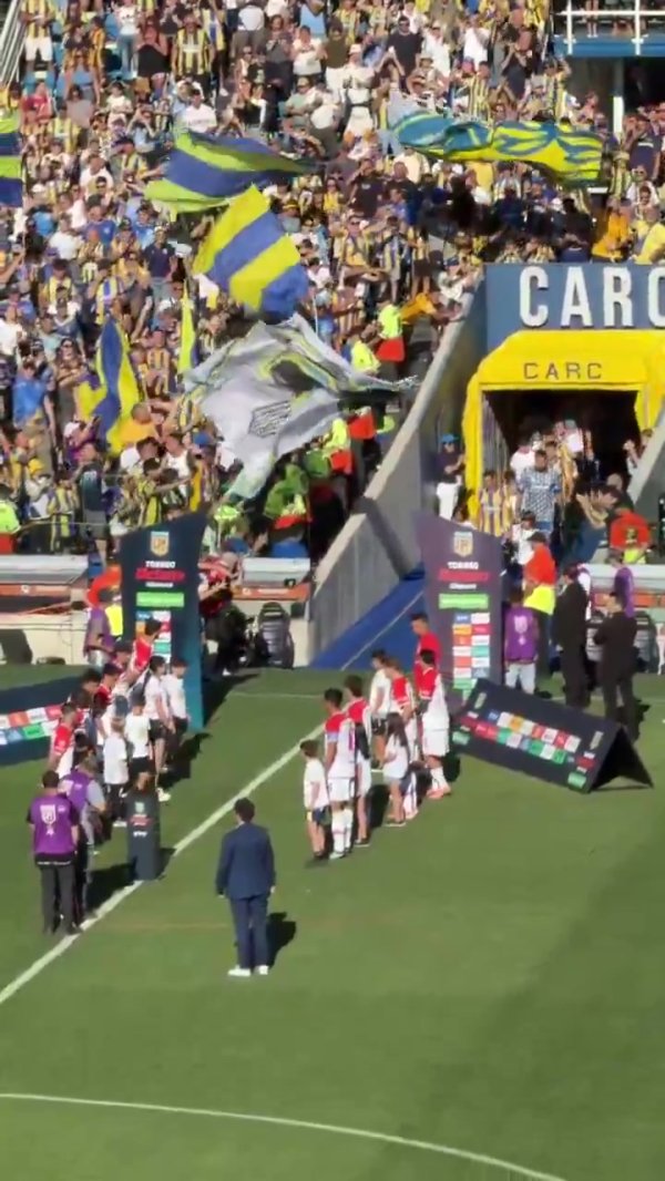 拉普拉塔大学生背身排队接待联赛冠军罗萨里奥中央，抗议足协新规