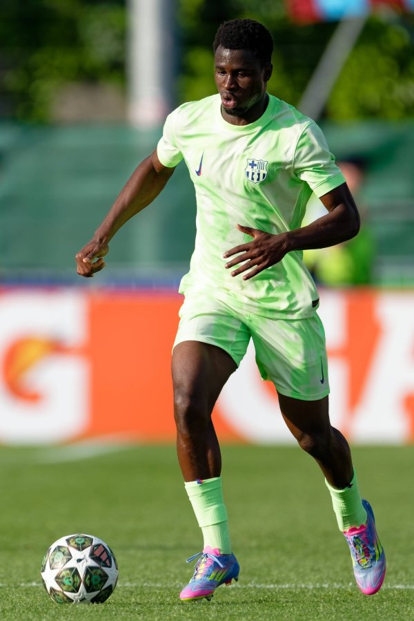 世体：巴萨B队18岁边后卫法雷右膝外侧韧带受伤，将伤缺3到4个月