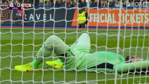 有点横祸！阿利松出击与戈麦斯相撞，队医进场调治后比赛陆续